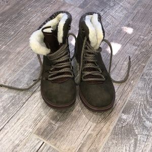Mossimo never worn** winter boots with fur